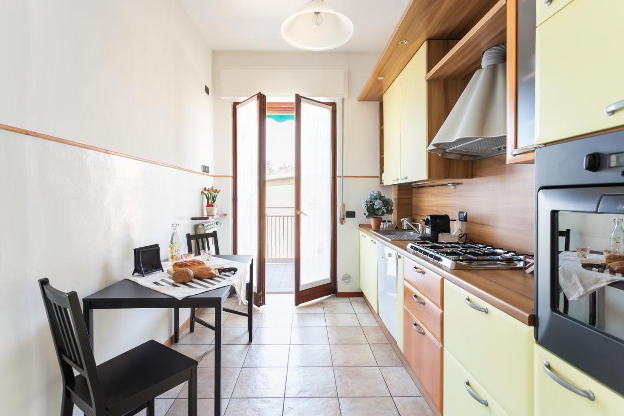 Santa Chiara Apartment By Myhomeincomo Exterior foto