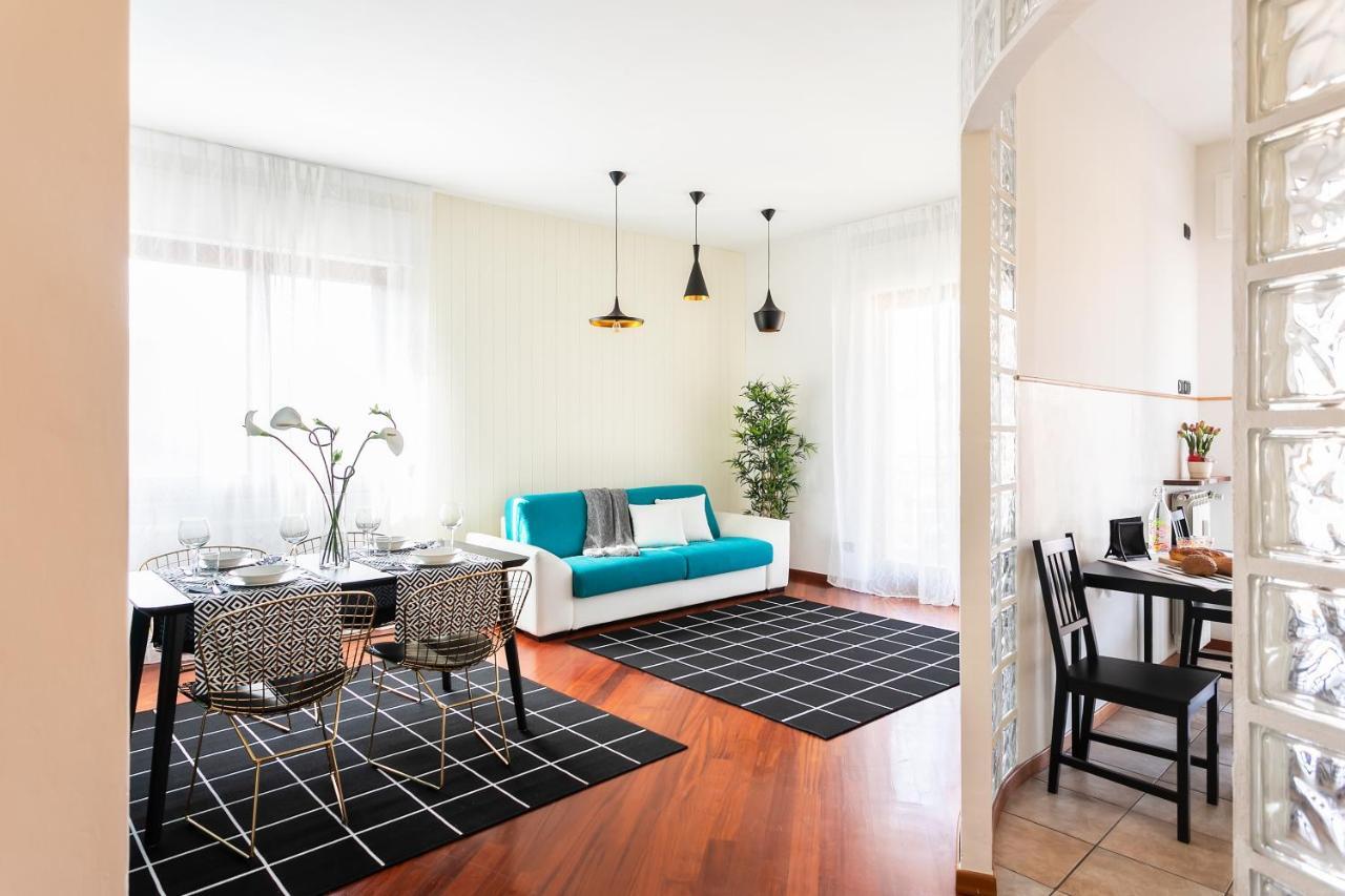 Santa Chiara Apartment By Myhomeincomo Exterior foto