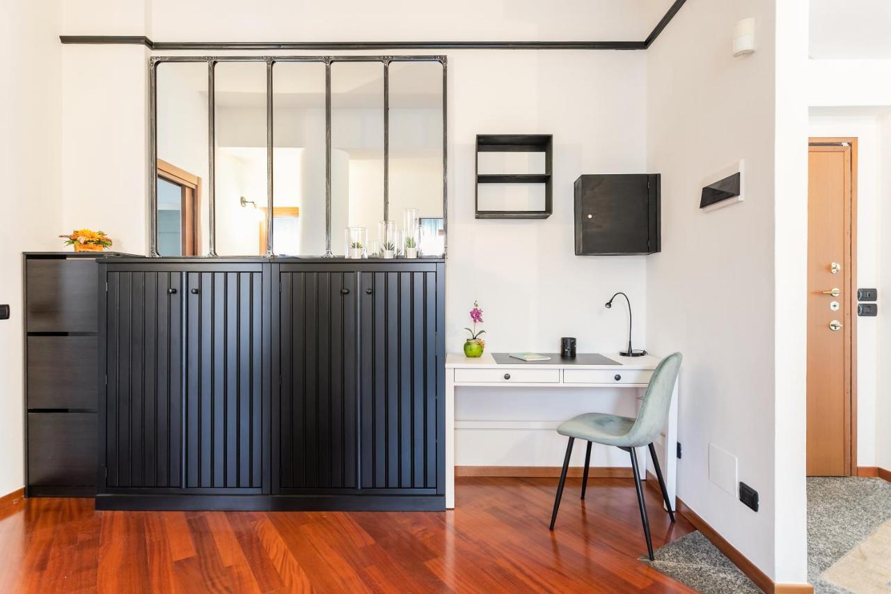 Santa Chiara Apartment By Myhomeincomo Exterior foto
